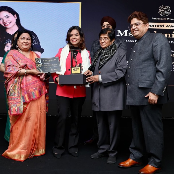 Saloni receiving the Health Advocate of the Year award from Dr. Kiran Bedi